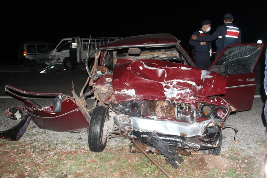 Konya'da Otomobil İle Kamyonet Çarpıştı: 6 Yaralı