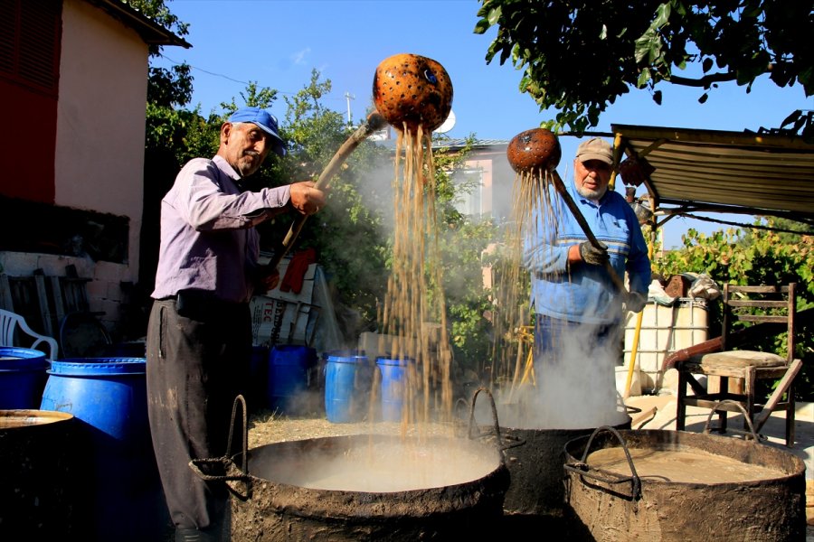 Uzuncaburç Antik Kenti'nde Üzüm Pekmezi Yapma Geleneği Binlerce Yıldır Sürüyor