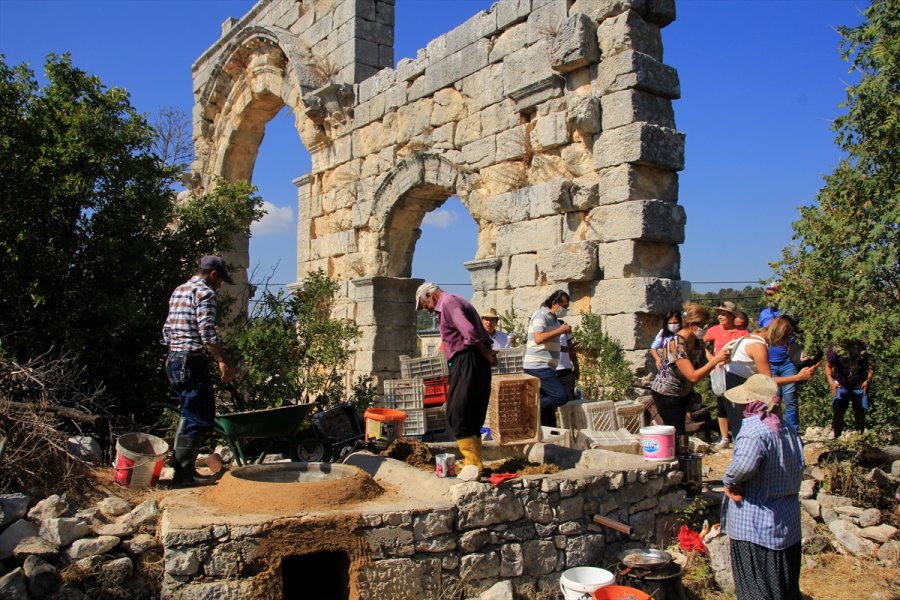 Uzuncaburç Antik Kenti'nde Üzüm Pekmezi Yapma Geleneği Binlerce Yıldır Sürüyor