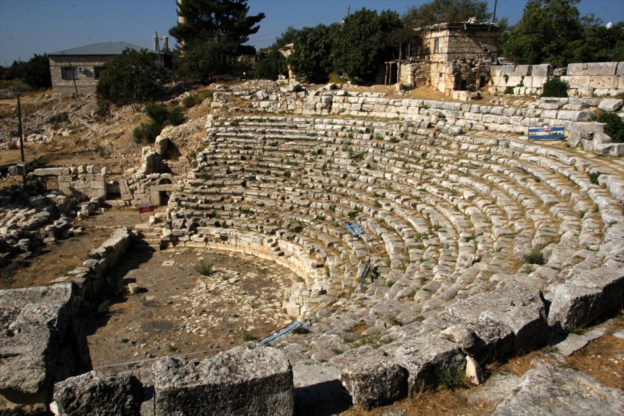 Uzuncaburç Antik Kenti'nde Üzüm Pekmezi Yapma Geleneği Binlerce Yıldır Sürüyor