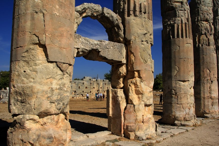 Uzuncaburç Antik Kenti'nde Üzüm Pekmezi Yapma Geleneği Binlerce Yıldır Sürüyor