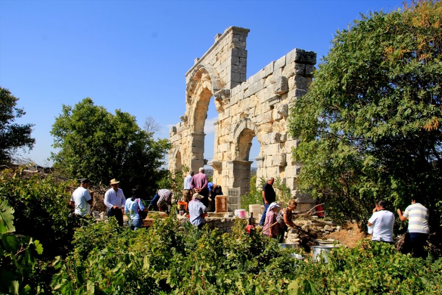 Uzuncaburç Antik Kenti'nde Üzüm Pekmezi Yapma Geleneği Binlerce Yıldır Sürüyor