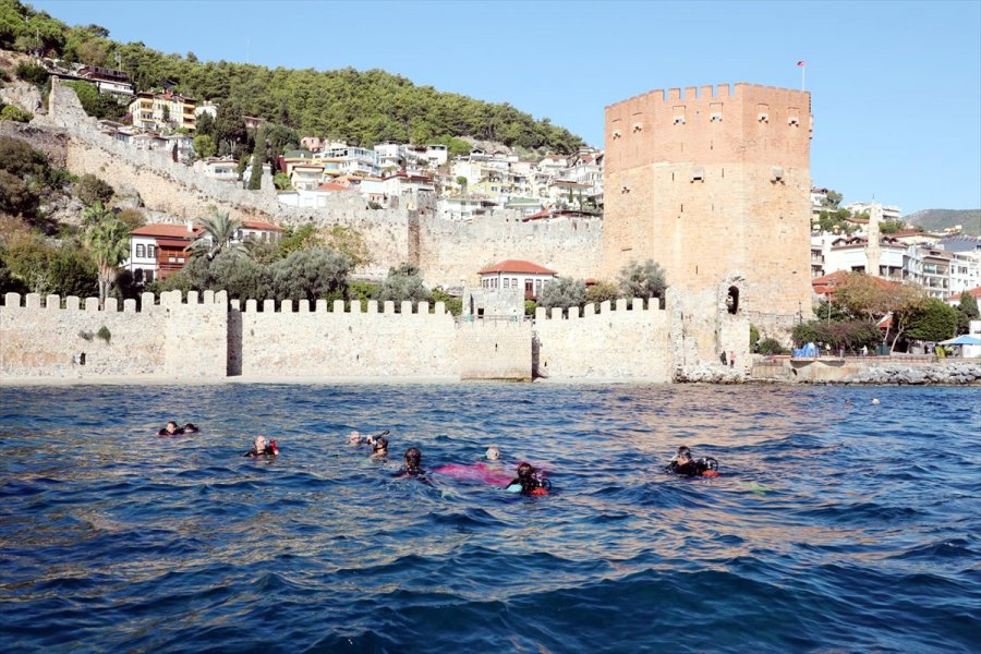 Alanya'da Dalgıçlardan Deniz Dibi Temizliği