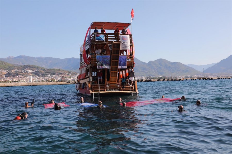 Alanya'da Dalgıçlardan Deniz Dibi Temizliği