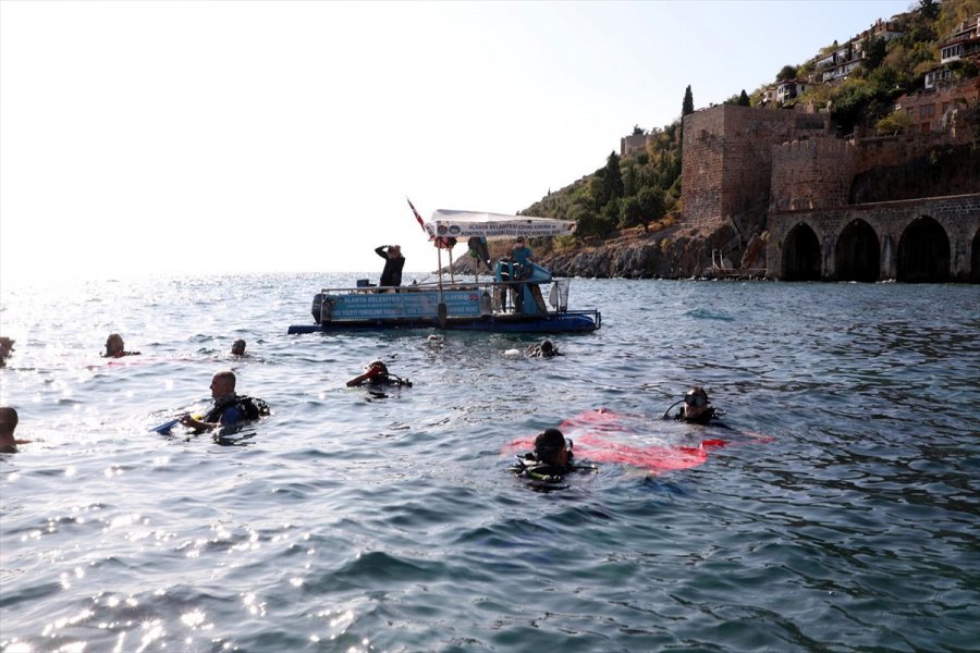 Alanya'da Dalgıçlardan Deniz Dibi Temizliği