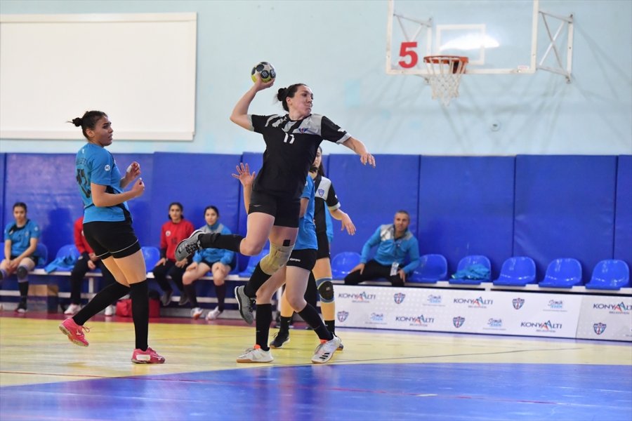 Hentbol Kadınlar Süper Liginde Kazanan Antalya Ekibi