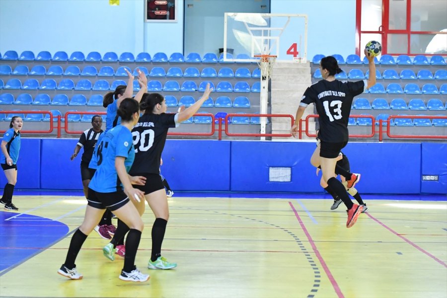 Hentbol Kadınlar Süper Liginde Kazanan Antalya Ekibi