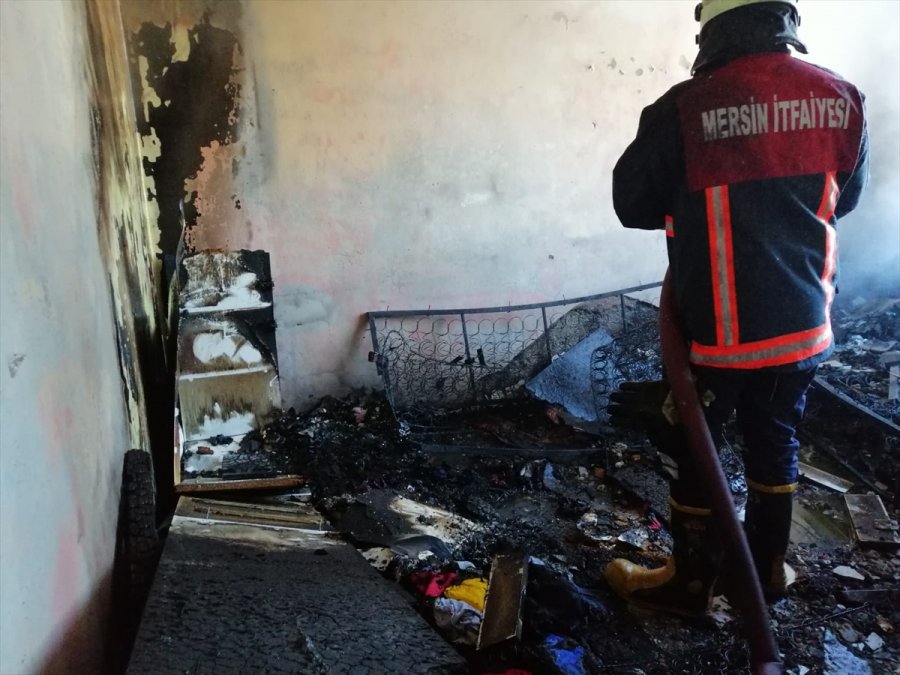 Mersin'de Ev Ve Depoda Çıkan Yangın Söndürüldü