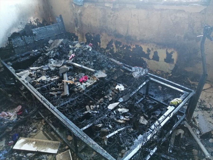 Mersin'de Ev Ve Depoda Çıkan Yangın Söndürüldü