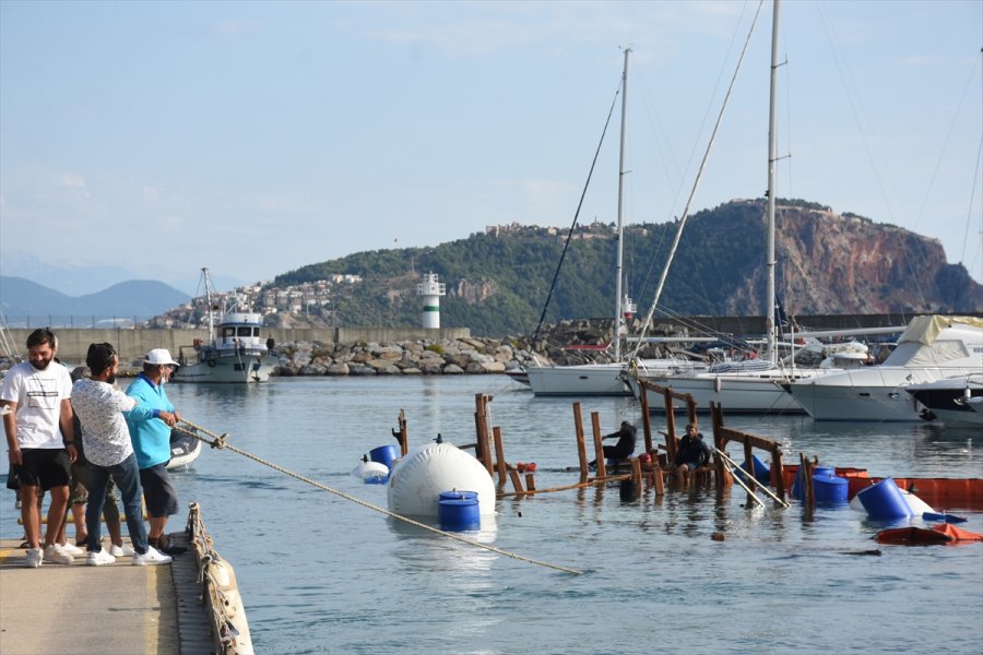 Alanya'da Batan Tur Teknesi Su Altından Çıkarıldı