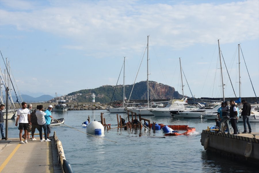 Alanya'da Batan Tur Teknesi Su Altından Çıkarıldı