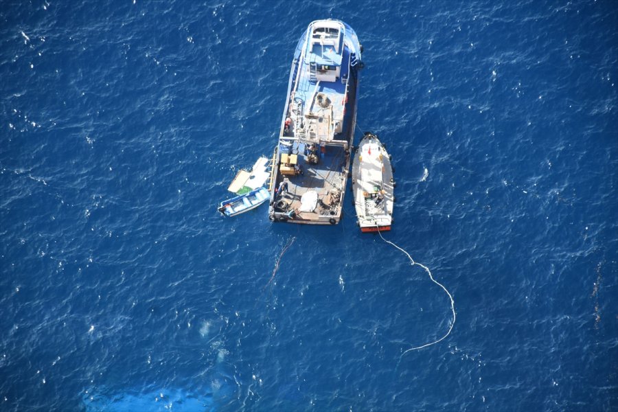 Alanya'da Batan Tur Teknesi Su Altından Çıkarıldı