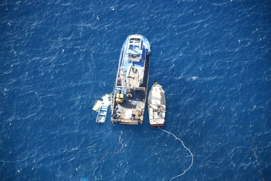 Alanya'da Batan Tur Teknesi Su Altından Çıkarıldı