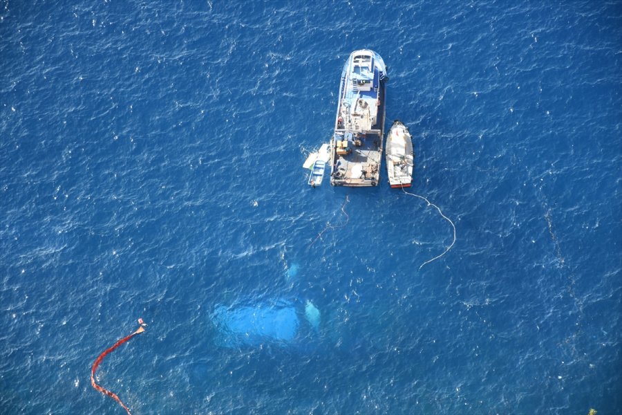 Alanya'da Batan Tur Teknesi Su Altından Çıkarıldı