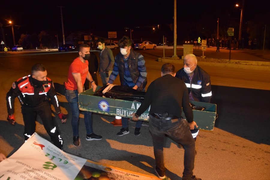 Antalya'da Otomobil Motosiklete Çarptı: 1 Ölü, 2 Yaralı