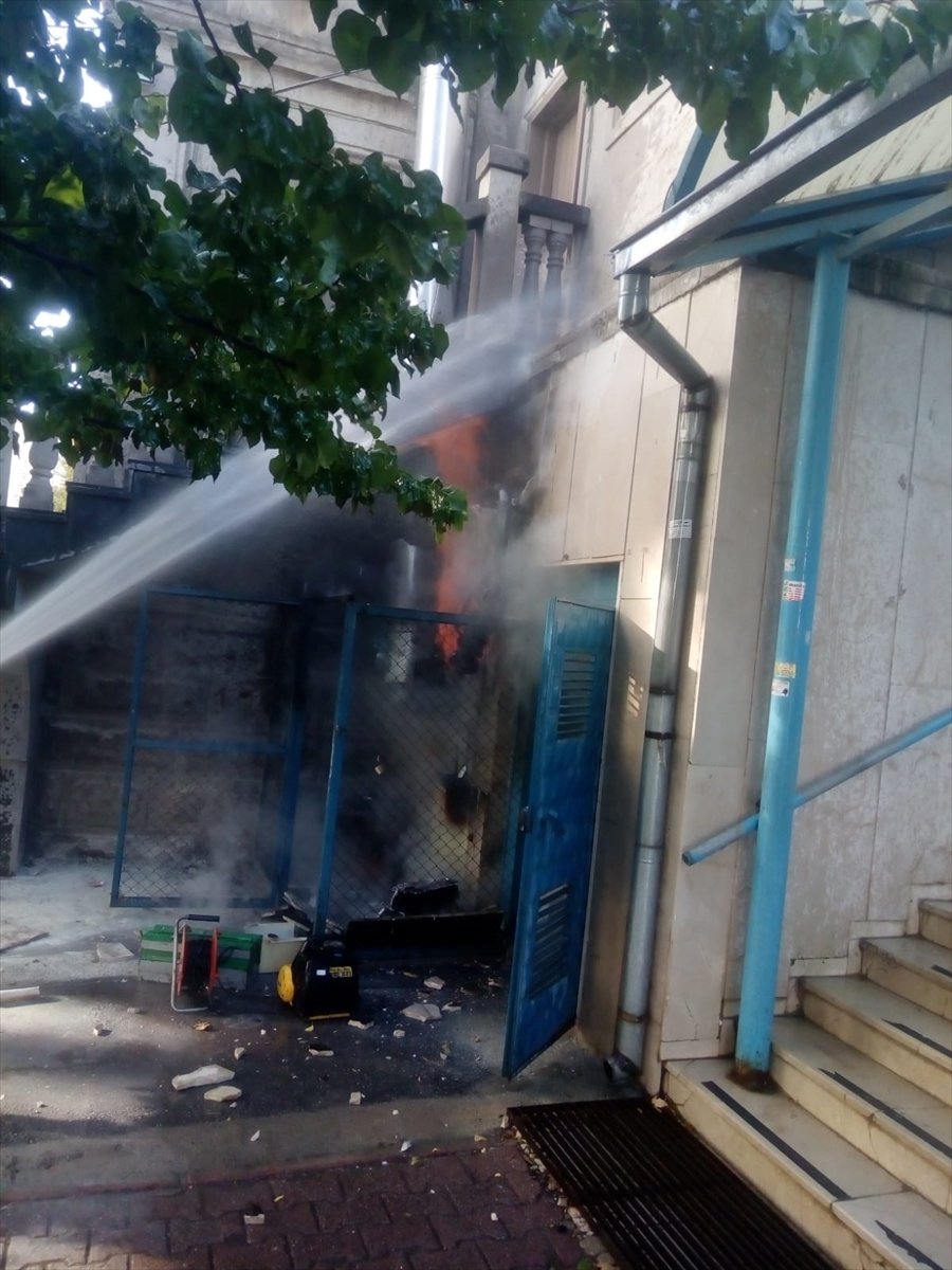 Caminin Doğal Gaz Kutusunda Çıkan Yangın Hasara Neden Oldu