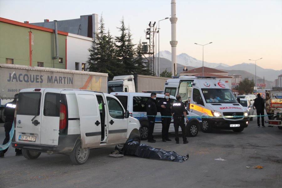 Kayseri'de Bir Kişi Lastiğini Değiştirmeye Çalıştığı Aracının Yanında Ölü Bulundu