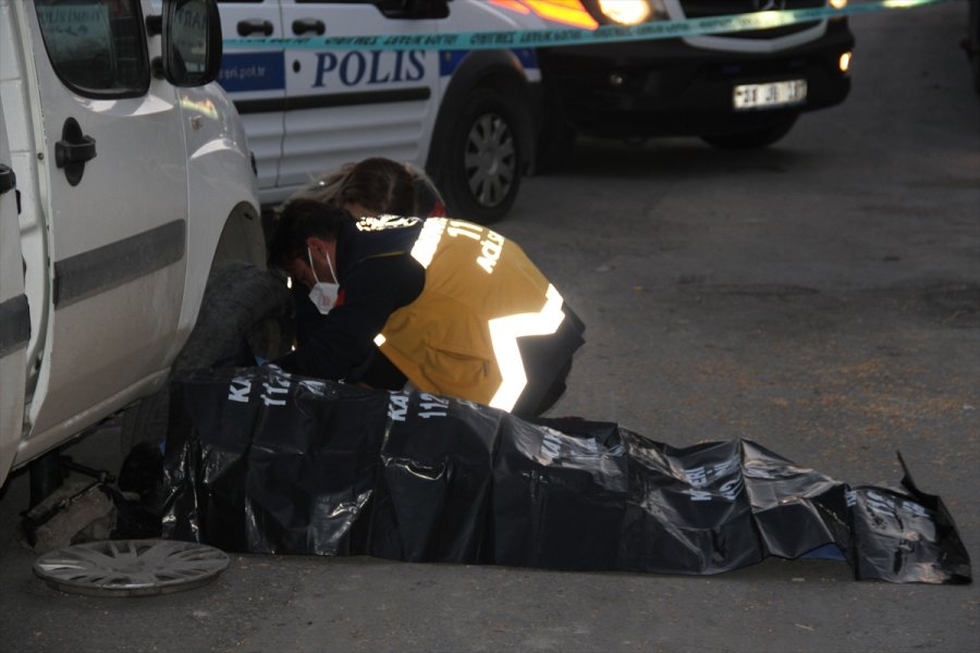 Kayseri'de Bir Kişi Lastiğini Değiştirmeye Çalıştığı Aracının Yanında Ölü Bulundu