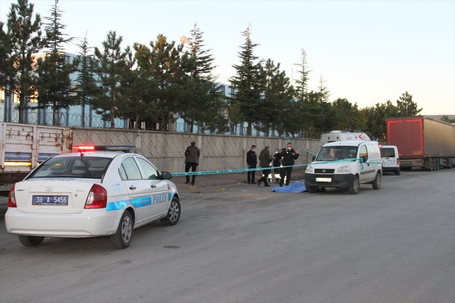 Kayseri'de Bir Kişi Lastiğini Değiştirmeye Çalıştığı Aracının Yanında Ölü Bulundu