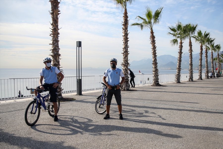 Konyaaltı Sahili'nde Kovid-19 Denetimleri 