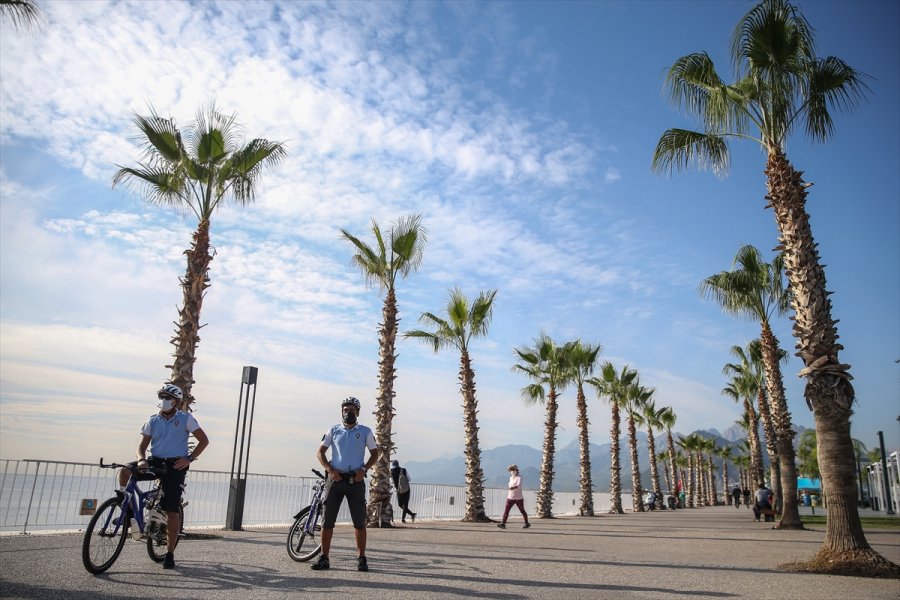 Konyaaltı Sahili'nde Kovid-19 Denetimleri 