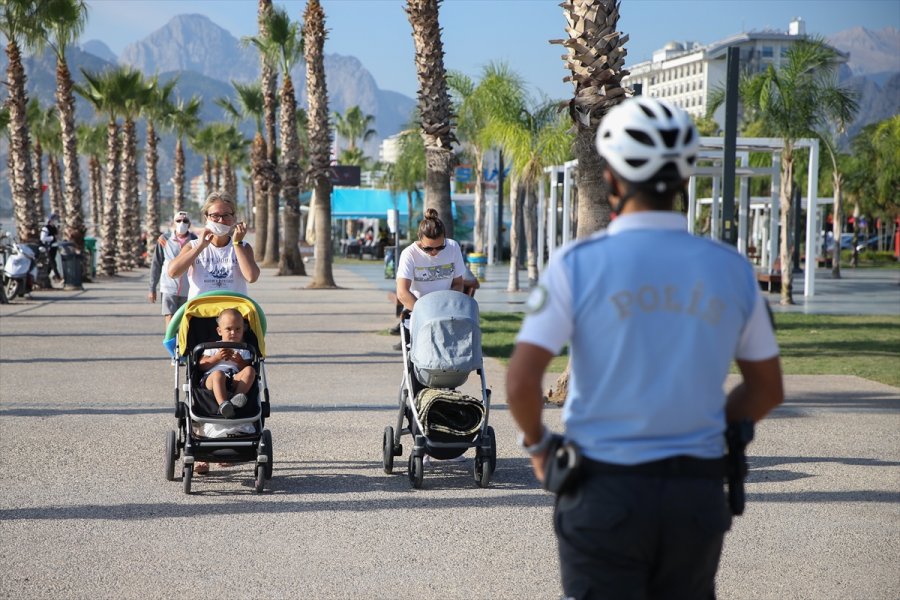 Konyaaltı Sahili'nde Kovid-19 Denetimleri 