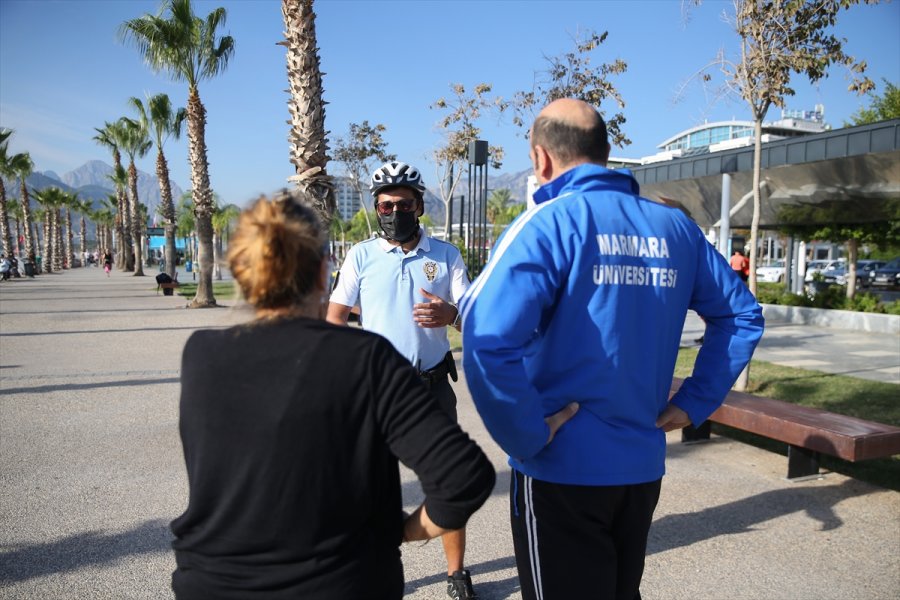 Konyaaltı Sahili'nde Kovid-19 Denetimleri 