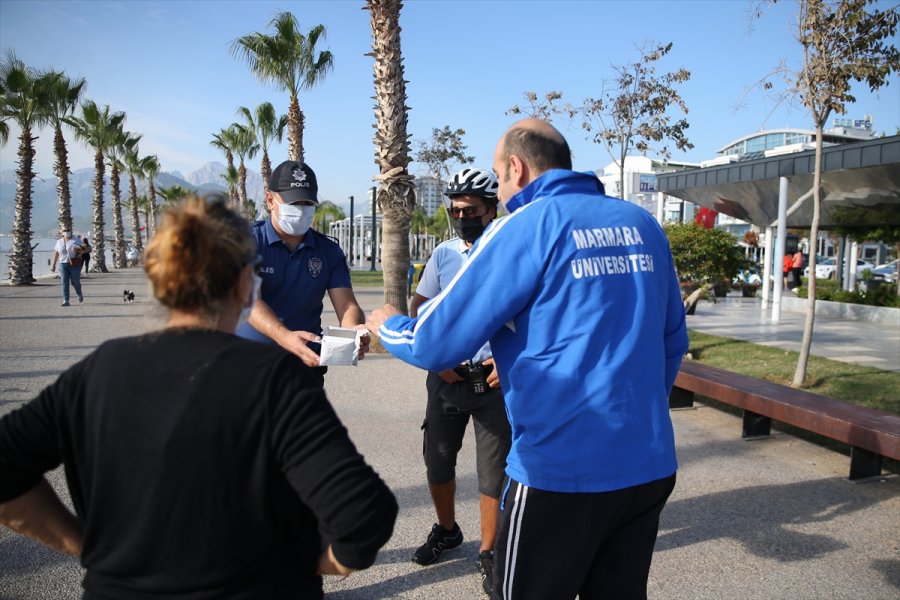 Konyaaltı Sahili'nde Kovid-19 Denetimleri 