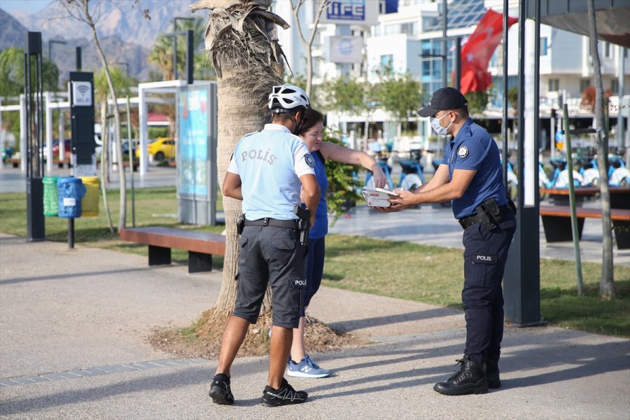 Konyaaltı Sahili'nde Kovid-19 Denetimleri 
