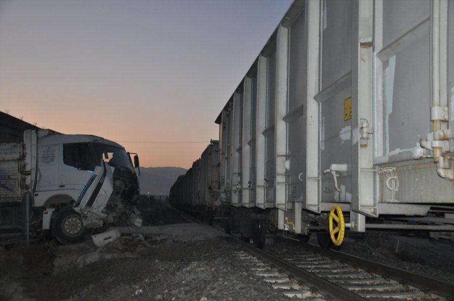 Konya'da Hemzemin Geçitte Trenin Çarptığı Kamyonun Sürücüsü Yaralandı