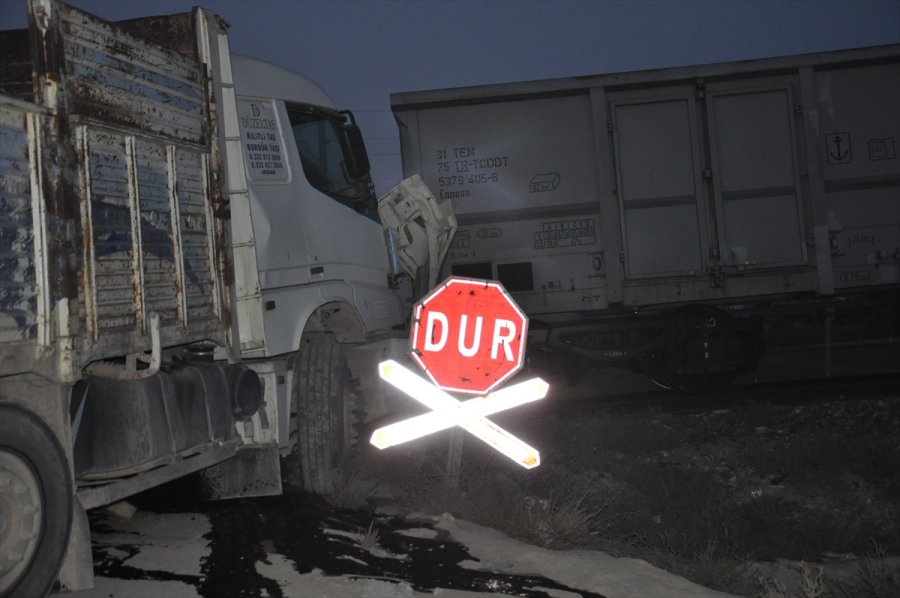 Konya'da Hemzemin Geçitte Trenin Çarptığı Kamyonun Sürücüsü Yaralandı