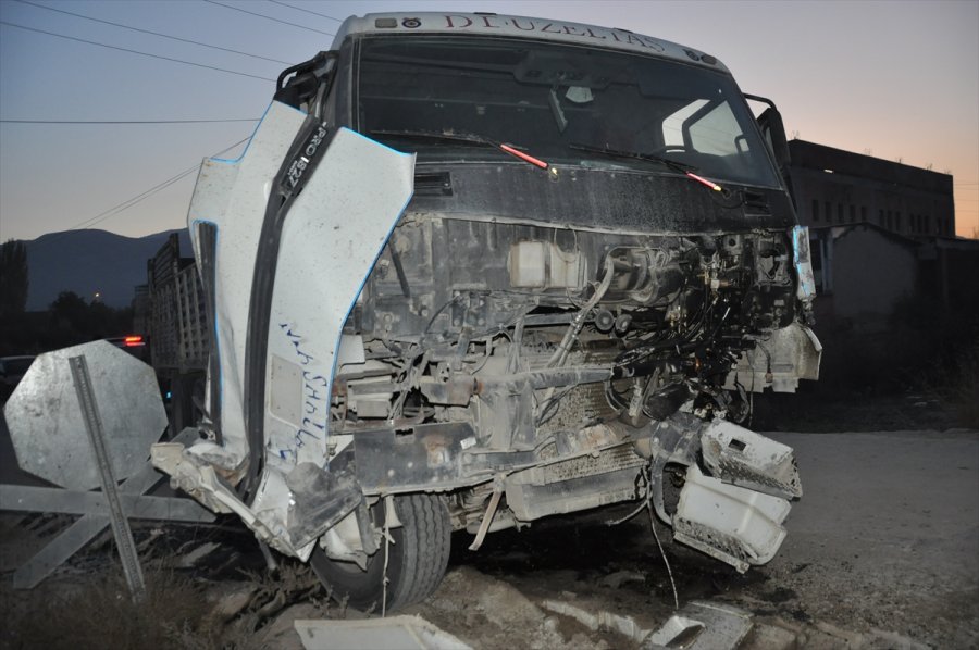 Konya'da Hemzemin Geçitte Trenin Çarptığı Kamyonun Sürücüsü Yaralandı