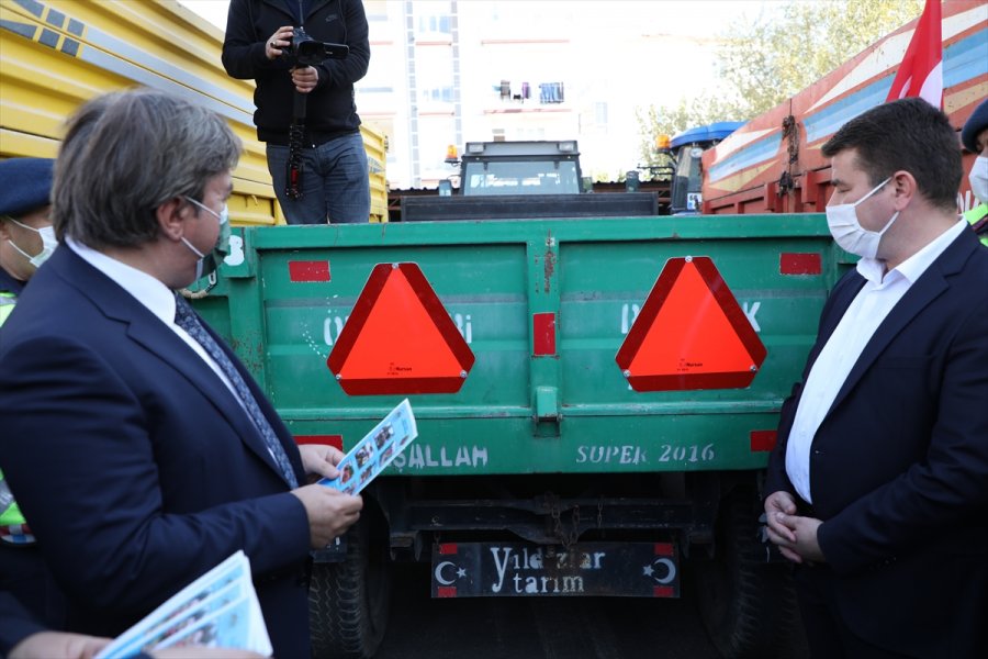 Aksaray'da Traktör Sürücülerine Reflektör Dağıtıldı