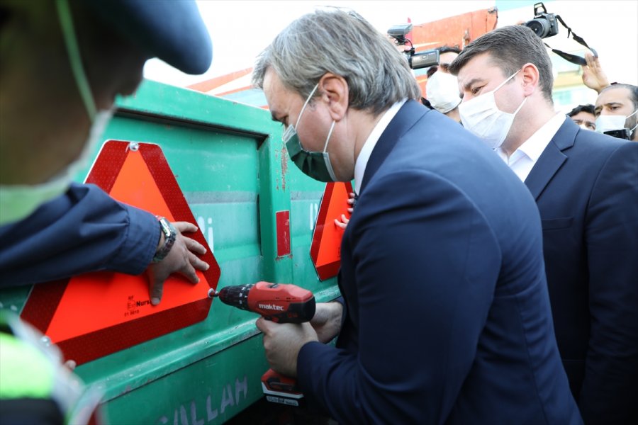 Aksaray'da Traktör Sürücülerine Reflektör Dağıtıldı