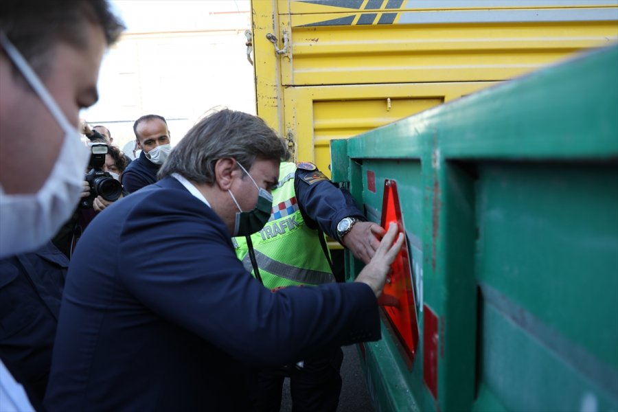 Aksaray'da Traktör Sürücülerine Reflektör Dağıtıldı