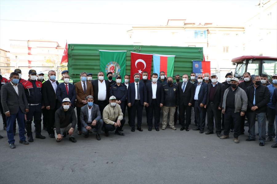 Aksaray'da Traktör Sürücülerine Reflektör Dağıtıldı