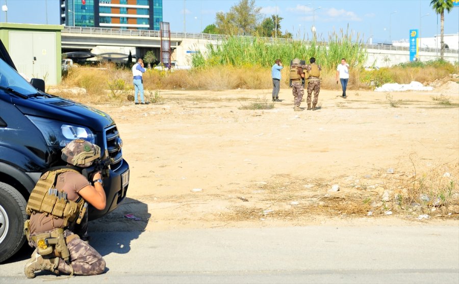 Antalya'da Silahlı Eylem Yapan Kişi, Polis Ekiplerince İkna Edildi