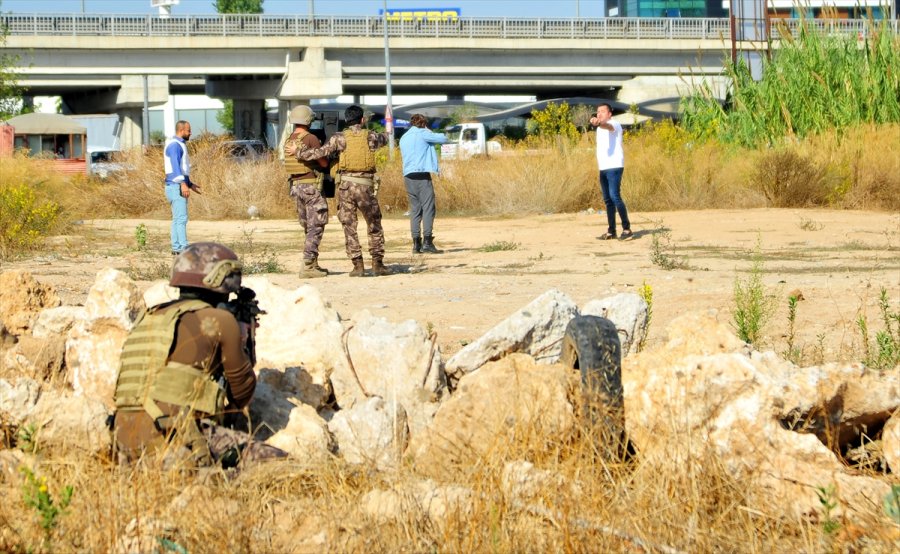 Antalya'da Silahlı Eylem Yapan Kişi, Polis Ekiplerince İkna Edildi