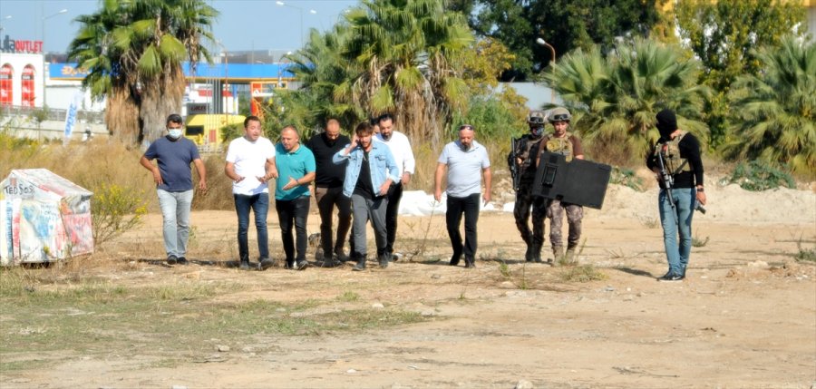 Antalya'da Silahlı Eylem Yapan Kişi, Polis Ekiplerince İkna Edildi