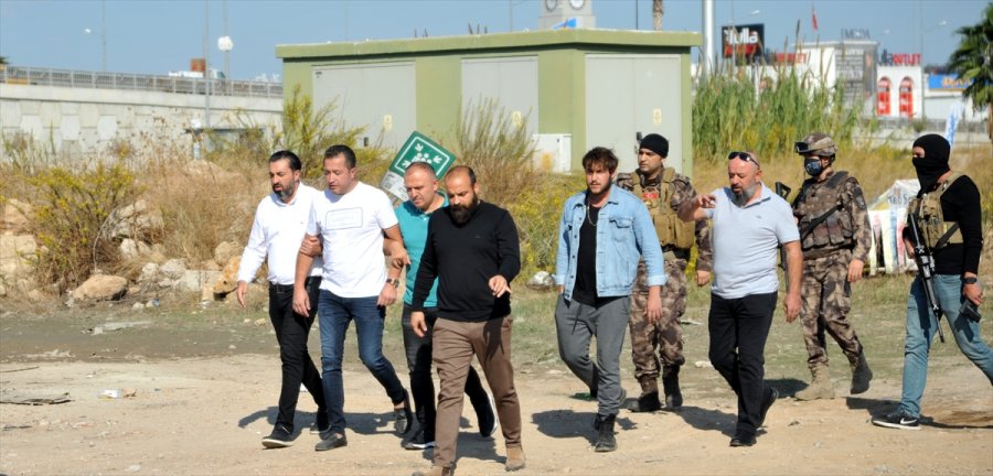 Antalya'da Silahlı Eylem Yapan Kişi, Polis Ekiplerince İkna Edildi