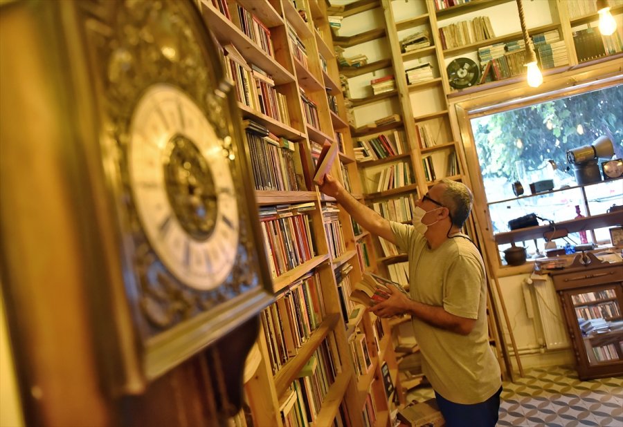 Kitap Okuma Aşkıyla Sahaf Oldu