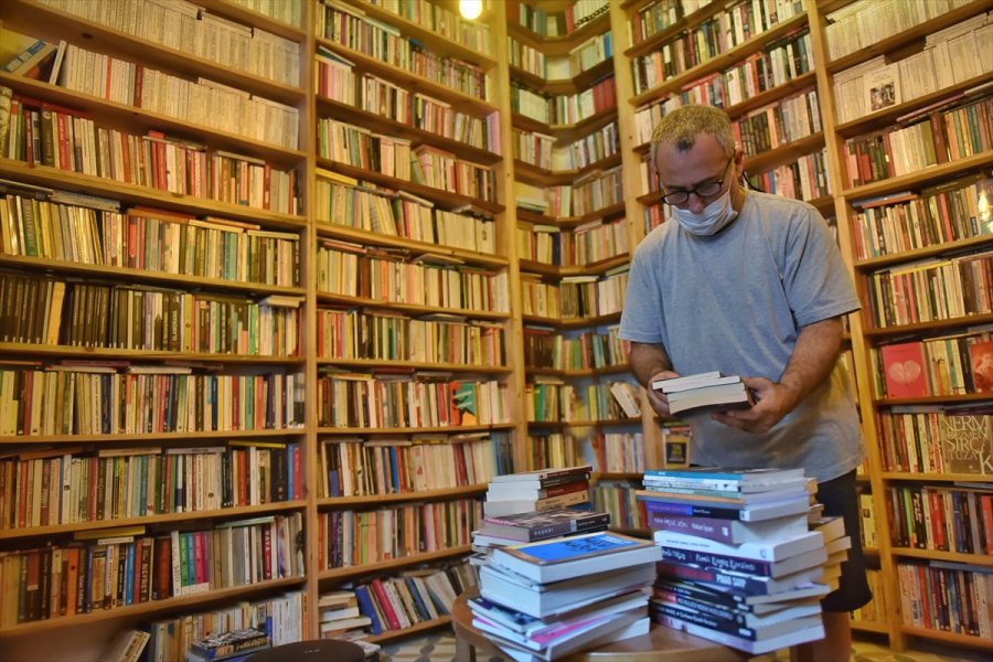 Kitap Okuma Aşkıyla Sahaf Oldu