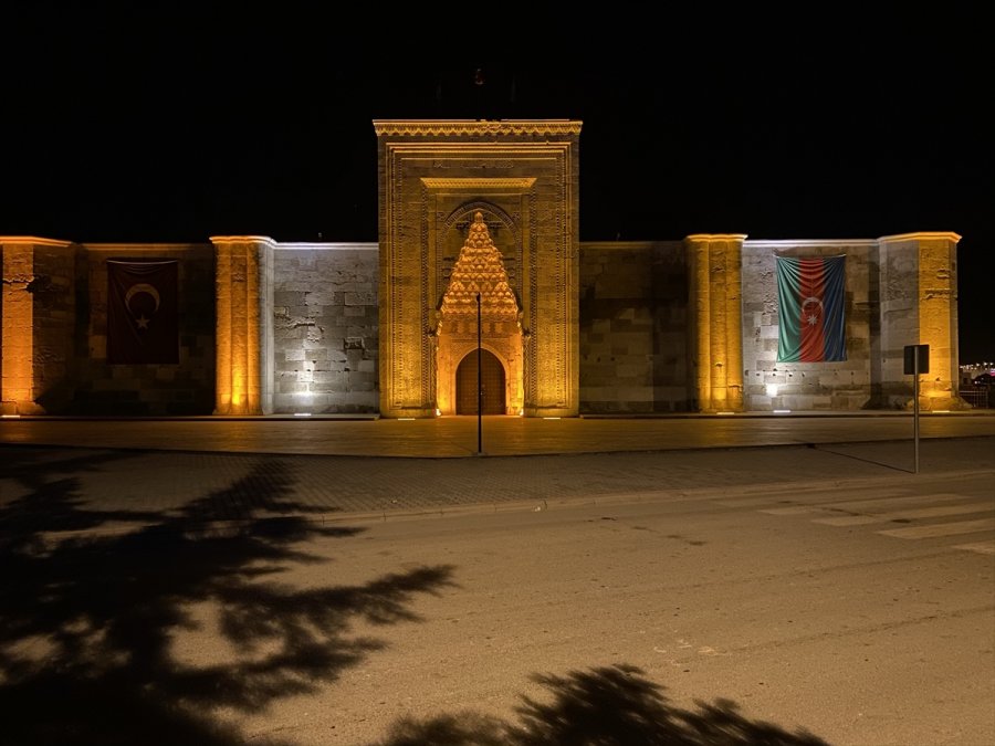 Sultanhanı Kervansarayı'na Azerbaycan Bayrağı Asıldı