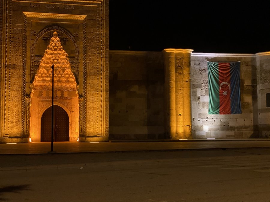 Sultanhanı Kervansarayı'na Azerbaycan Bayrağı Asıldı