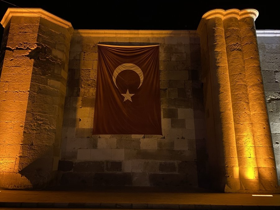 Sultanhanı Kervansarayı'na Azerbaycan Bayrağı Asıldı