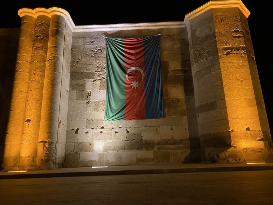 Sultanhanı Kervansarayı'na Azerbaycan Bayrağı Asıldı