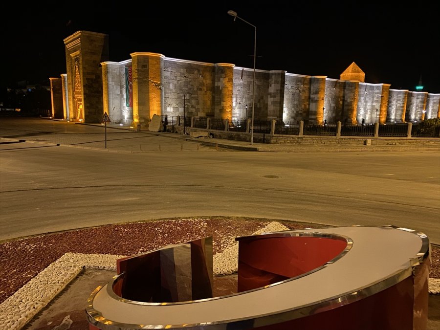Sultanhanı Kervansarayı'na Azerbaycan Bayrağı Asıldı
