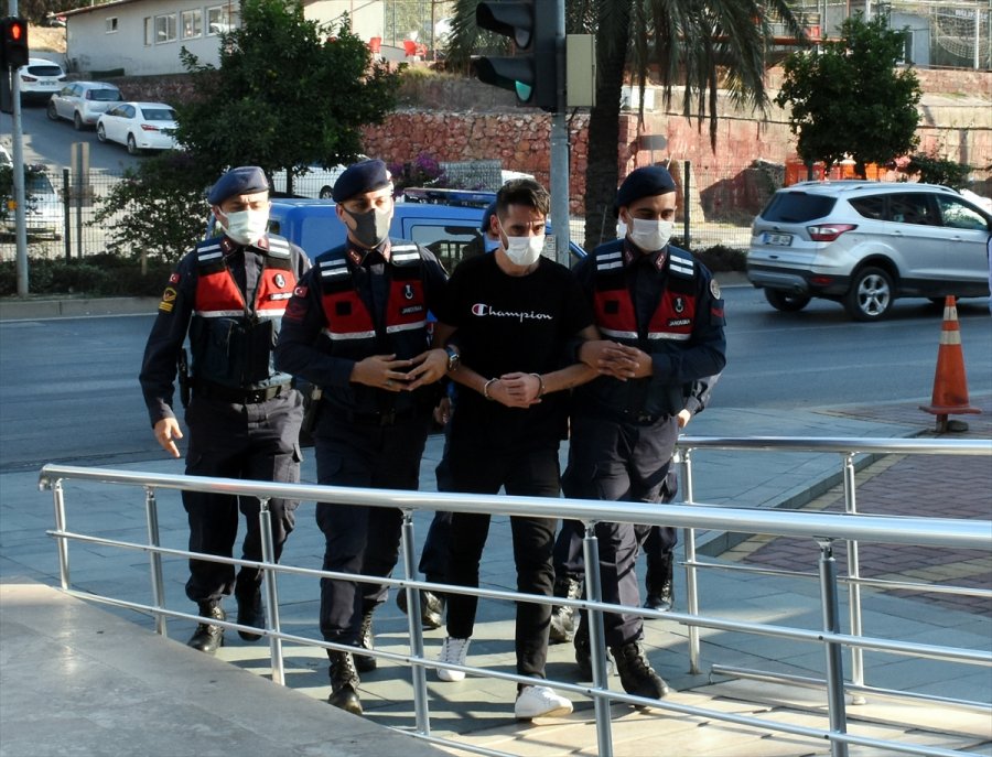 Antalya'da Aranan Cinayet Zanlısı Berberde Tıraş Olurken Yakalandı
