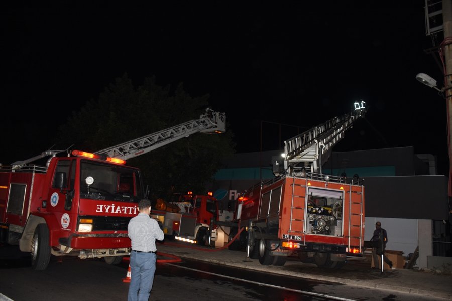 Antalya'da Otelde Çıkan Yangın Söndürüldü