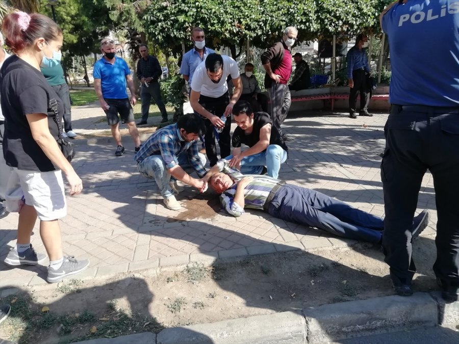 Antalya'da Otomobile Ve Kaldırıma Çarpan Aracın Sürücüsü Yaralandı
